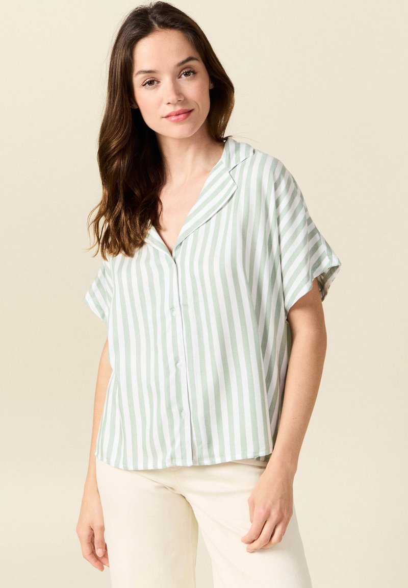 Blusa a maniche corte con colletto in verde chiaro e bianco a righe verticali, con chiusura a bottoni e silhouette rilassata. Tessuto morbido.