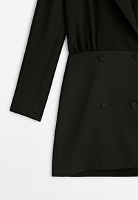 Robe blazer noire à manches longues, double boutonnage avec des détails boutons et un panneau froncé à la taille.
