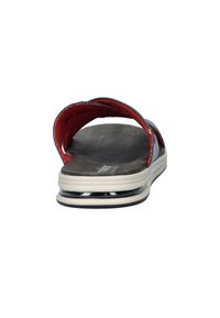 Sandale à glissière grise et rouge avec une semelle intérieure rembourrée, un design à bout ouvert et une semelle en caoutchouc. Dispose d'un talon arrondi et de bretelles ajustables.