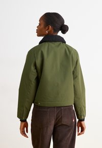 Carhartt WIP NEWKIRK JACKET - Lichte jas - office green