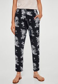 Černé kalhoty s bílým potiskem palmových stromů, lehká tkanina, elastický pas s tkaničkou, boční kapsy a zúžené kotníky.