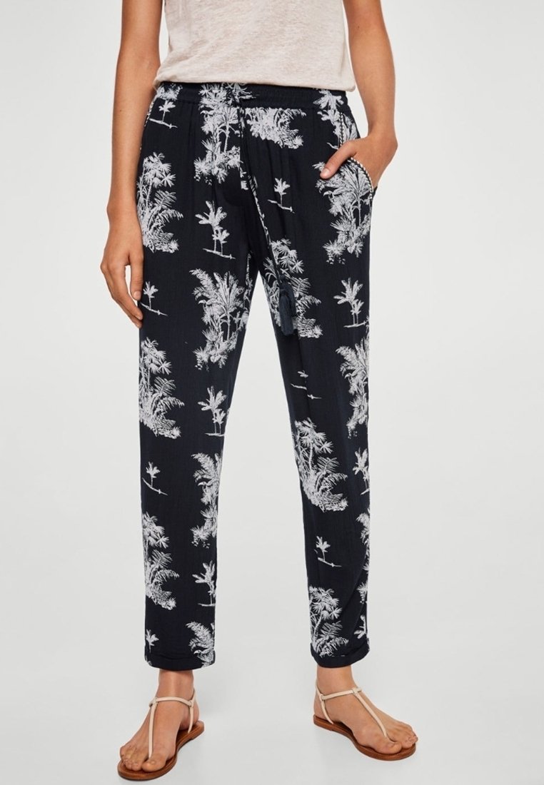 Černé kalhoty s bílým potiskem palmových stromů, lehká tkanina, elastický pas s tkaničkou, boční kapsy a zúžené kotníky.