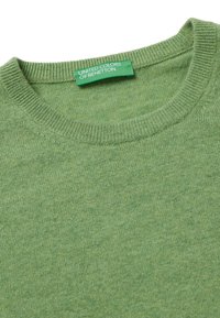 Zielony sweter z okrągłym dekoltem, dzianinowy, z prążkowanym kołnierzykiem i wszytą zieloną metką z napisem "United Colors of Benetton."