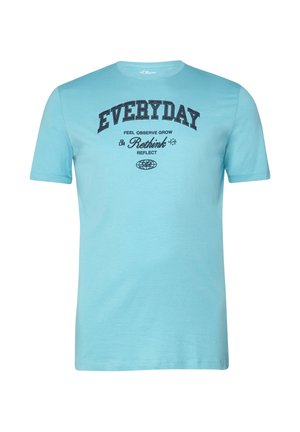 Jasnoniebieska koszulka z krótkim rękawem z czarnym napisem na piersi: „EVERYDAY”, „Feel Observe Grow”, „Rethink” i „Reflect”.