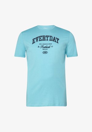 Hellblaues T-Shirt mit kurzen Ärmeln und schwarzem Text auf der Brust mit den Worten „EVERYDAY“, „Feel Observe Grow“, „Rethink“ und „Reflect“.