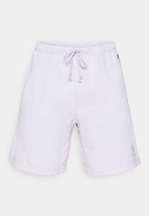 Shorts de sport lilas en tissu doux, avec une taille élastique à cordon, des poches latérales et un logo brodé.