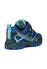 Zapatilla deportiva azul con parte superior texturizada, correa ajustable y suela de goma con bandas prominentes. Forro de malla y acentos en contraste presentes.