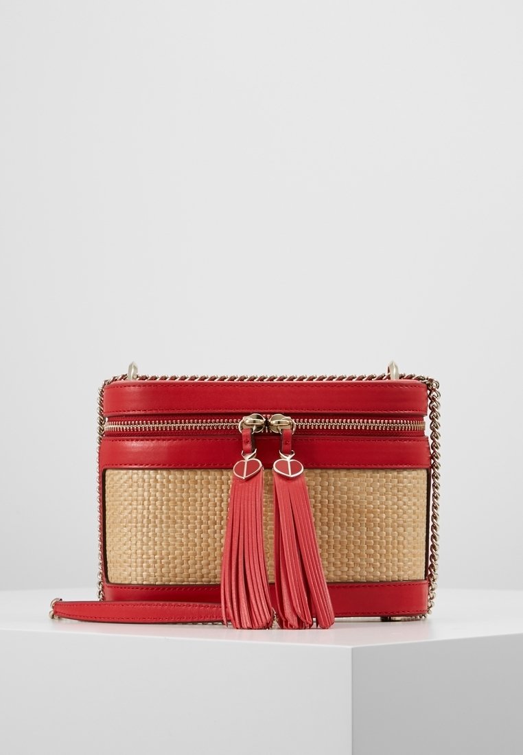 Czerwona torebka z sztucznej skóry z plecionym słomkowym wzorem, srebrnym łańcuszkiem jako paskiem, podwójnymi frędzlami oraz zamkiem błyskawicznym u góry. Teksturowana i kompaktowa.