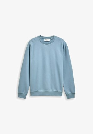 Hellblaues Sweatshirt mit langen Ärmeln und Rundhalsausschnitt, mit gerippten Bündchen und Saum, flach auf weißem Hintergrund dargestellt.