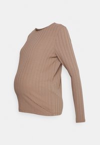 Top de manga longa castanho com textura canelada, decote em forma de barco e um corte ajustado, projetado para acomodar uma barriga em crescimento.