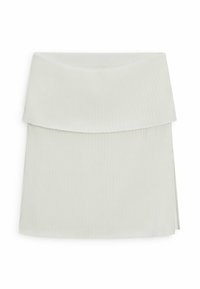 Gonna bianca plissettata con cinturino pieghevole, dotata di uno spacco laterale e una texture liscia, che offre una silhouette pulita e moderna.