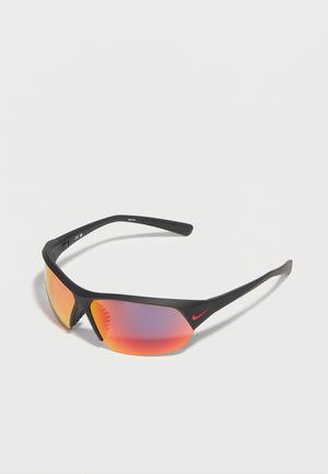Juodos sportinės akiniai nuo saulės su raudono-oranžinio atspindžio lęšiais ir mažu raudonu „Nike“ logotipu rėmo šone.