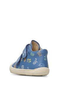 Blå barnskor med färgglada djurkonturer och dubbla kardborrestängningar, visade från bakre högra sidan mot en vit bakgrund.