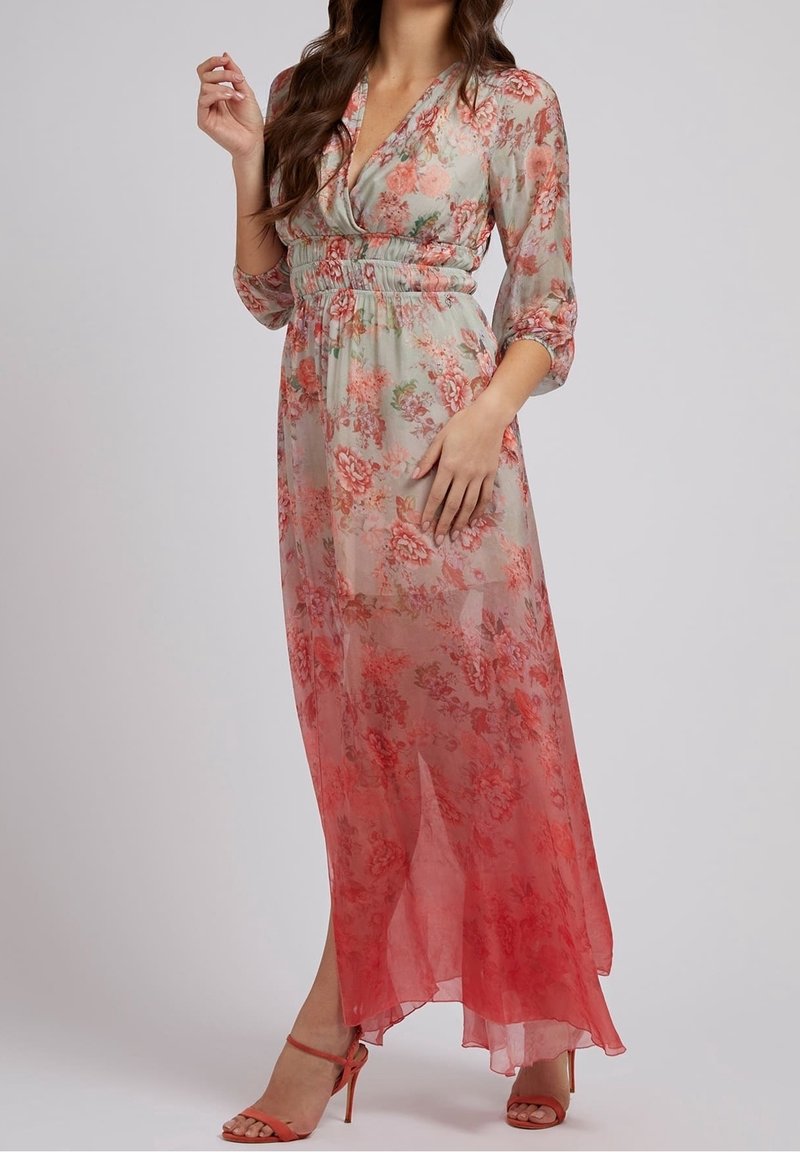 Robe maxi en tissu transparent avec un dégradé de corail clair à foncé, ornée de motifs floraux, un décolleté en V et des manches trois-quarts.
