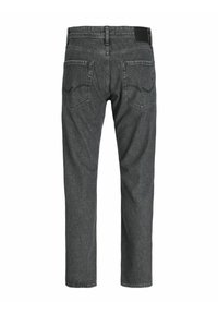 Jeans de mezclilla gris con corte recto, que cuentan con dos bolsillos traseros con costuras decorativas y una cinturilla en contraste.