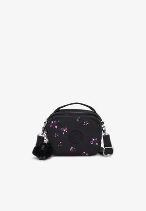 Sort stofpose med blomster mønster i lilla og hvid. Har en lynlåslukning, justerbar rem og en sort, pelsagtig charme som accent.