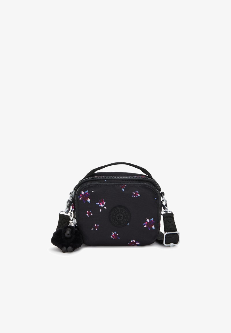 Schwarze Stofftasche mit floralem Muster in Lila und Weiß. Hat einen Reißverschluss, einen verstellbaren Trageriemen und einen schwarzen, kuscheligen Charm als Akzent.