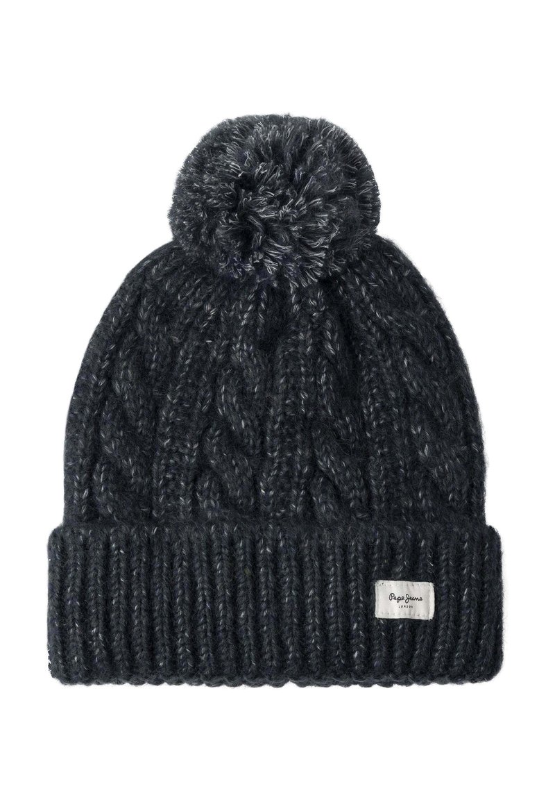 Berretto di maglia grigio scuro con un grosso motivo a treccia e un grande pompon sulla sommità. Presenta un polsino a costine e un piccolo tag con logo.