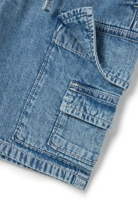 Bermudas cargo de mezclilla en azul claro, con un bolsillo en el lado, costuras visibles y un acabado de tela texturizada.