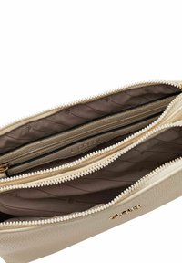 Borsetta in pelle beige con più scomparti con zip, superficie esterna testurizzata e fodera interna liscia con logo impresso.
