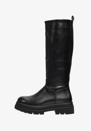 Bota negra de cuero hasta la rodilla con textura lisa, suela gruesa de goma, punta redondeada y una lengüeta en la parte superior para facilitar su uso.