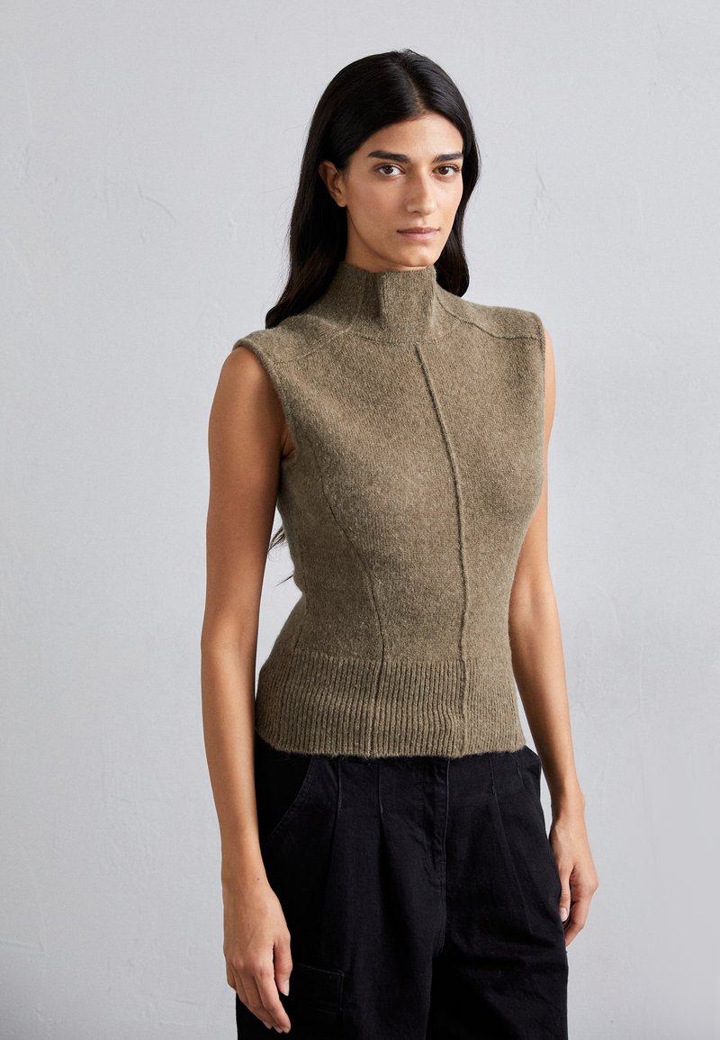 Ärmelloser, hochgeschlossener Pullover aus olivgrünem Wolle, mit einer figurbetonten Silhouette, geripptem Saum und vertikalen Nahtdetails.