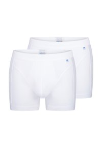 Zwei weiße Baumwoll-Boxershorts mit glatter Textur und elastischem Bund, versehen mit einem kleinen blauen Logo-Tag auf einer Seite.