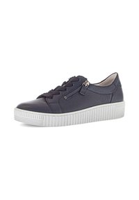 Navy Leder Sneaker mit strukturierter Oberfläche, gepolstertem Zungenbereich, Schnürung vorne, seitlichem Reißverschluss und weißer, geriffelter Sohle.