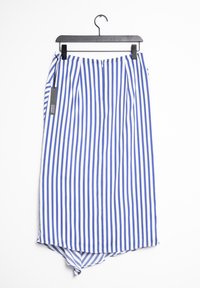 Sinivalkoinen pystyrainainen midi-hame takana olevalla vetoketjulla, roikkumassa mustassa klipsikoukkussa valkoista taustaa vasten.