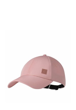 Hellrosa Baseballkappe mit gebogenem Schirm, Belüftungsöffnungen an den Seitenpaneelen, verstellbarem schwarzem Riemen und kleinem, aufgenähtem Logopatch vorne.