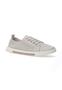 Hellgraue Sneaker mit durchlöcherten Seiten, flacher weißer Sohle und kontrastierendem roten und blauen Streifen an der Sohle. Schnürdesign mit weichem Innenbereich.