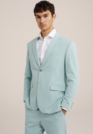 Světle modrý blazer vyrobený z hladkého materiálu, s klopovými límci, zapínáním na jeden knoflík a dvěma předními kapsami. Kombinováno s bílou košilí.