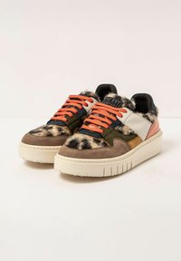 Zapatillas con parte superior de piel de pelo texturizada con estampado de leopardo, gamuza color miel, detalles en verde oscuro, cordones naranjas y una gruesa suela de goma blanca.