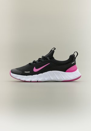 Chaussure de sport Nike noire et rose avec semelle blanche amortie, dessus en mesh, et languettes de traction sur la languette et le talon, vue de côté.