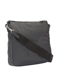 Svart rektangulär crossbody-väska med bred justerbar rem, silverfärgade spännen och subtilt broderad logotyp på frontpanelen.