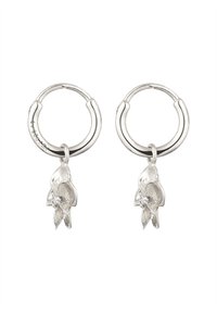 Silberne Creolen mit einem detaillierten Blumenanhänger, der an jedem Ohrring hängt. Das Design betont die filigranen Blütenblattstrukturen und die Form.