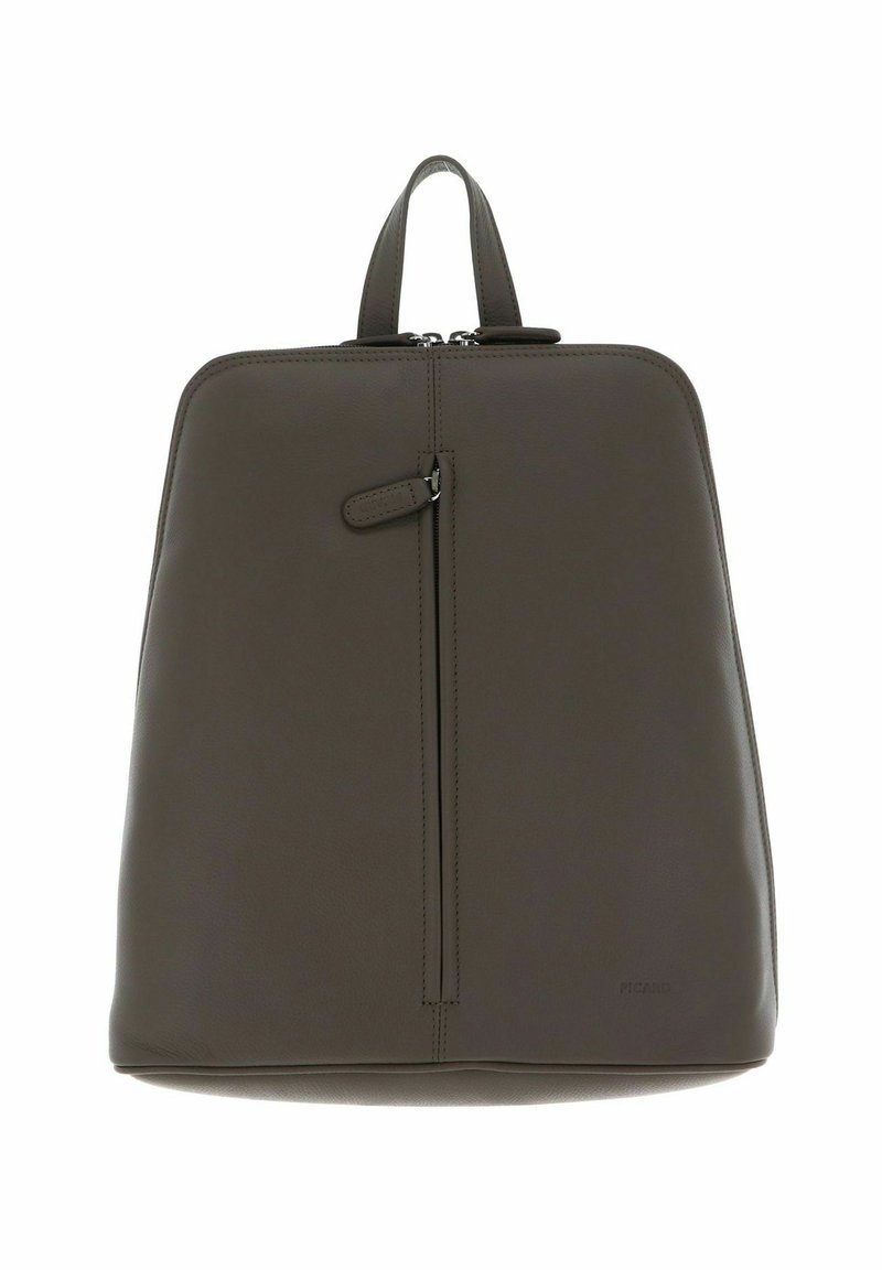 Sac à dos en cuir marron avec une texture lisse, doté d'une poignée supérieure, d'une fermeture éclair et d'une poche avant avec une tirette en cuir.