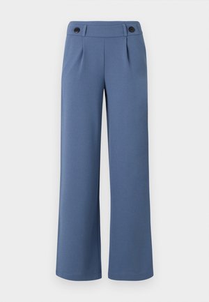 Blauwe wijde broek gemaakt van soepele stof, met een vlakke voorkant, twee plooien en twee zwarte knopen op de tailleband.