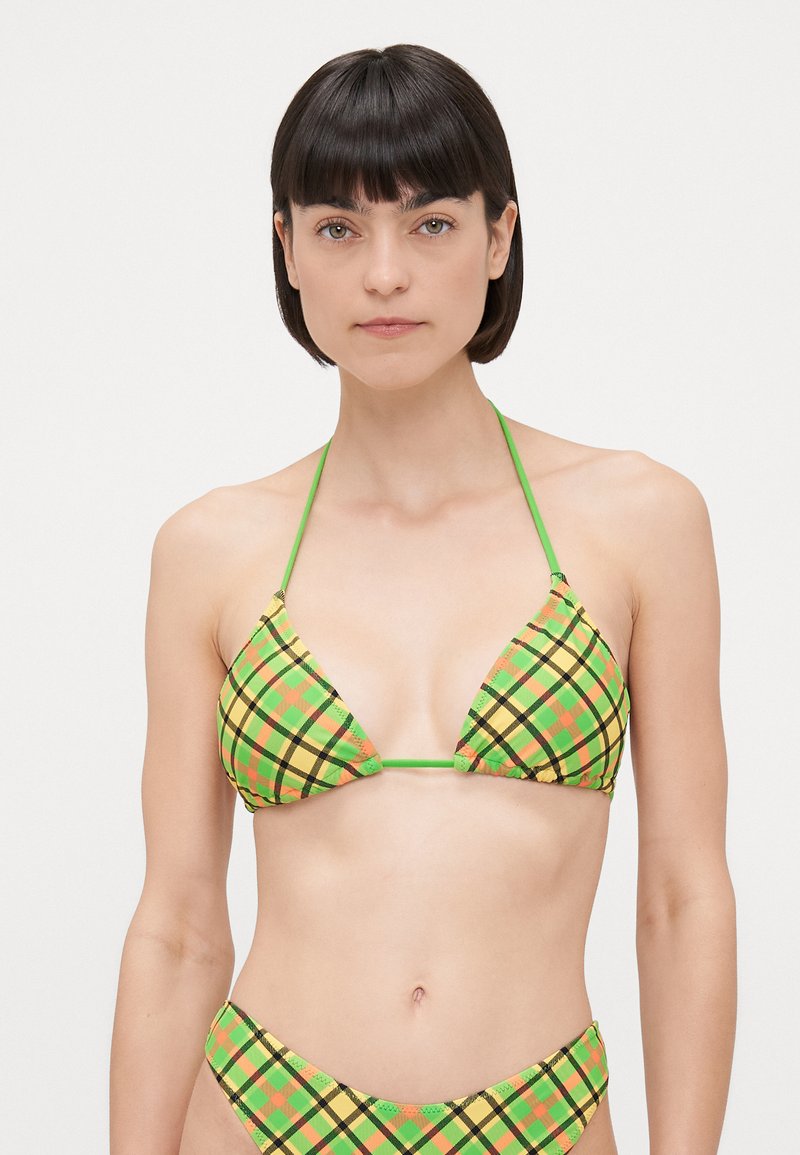 Bikini set s trojuholníkovými košíčkami s čierno-zeleno-žltou kostkovanou potlačou, nastaviteľnými ramienkami a zodpovedajúcim kostkovaným spodkom.