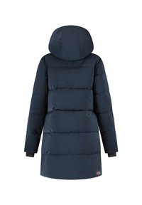 Marineblauwe gewatteerde winterjas met capuchon, lange mouwen en manchetwrists, van achteren getoond op een witte achtergrond.