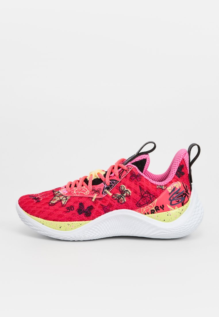 Baskets de sport rouge vif avec un dessus texturé, ornées de motifs de papillons noirs et géométriques, d'accents roses et d'une semelle en caoutchouc blanche.