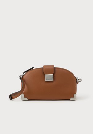 Hnědá kožená kabelka ve tvaru půlměsíce s stříbrnými detaily v rozích a čtvercovou kovovou sponou na bílém pozadí.