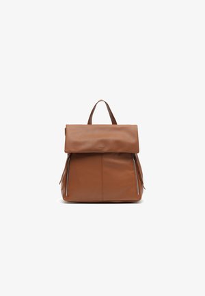 Brauner Leder-Rucksack mit umschlagbarem Deckel, ausgestattet mit seitlichen Reißverschlüssen und einer strukturierten Oberfläche. Doppelte Griffe zum Tragen.