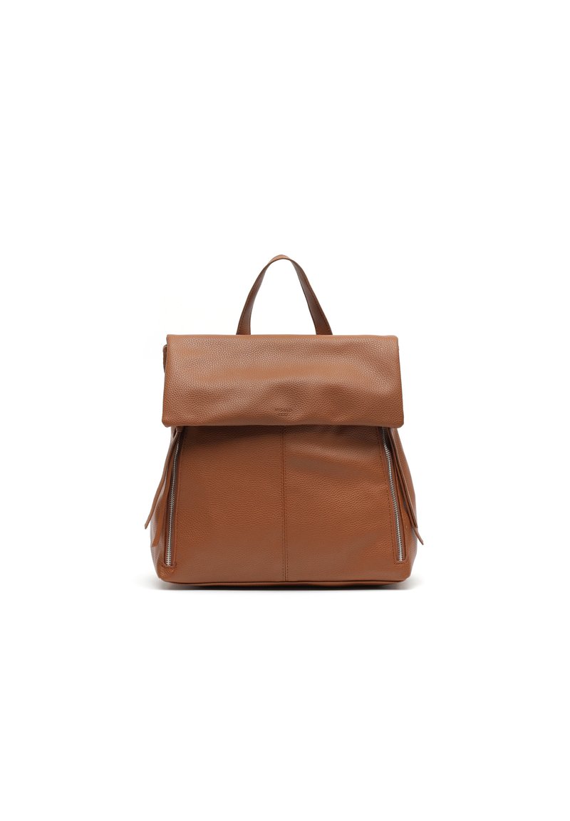 Mochila de cuero marrón con tapa plegable, que cuenta con cremalleras laterales y una superficie texturizada. Doble asa para llevar.