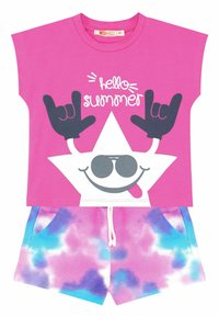 Růžové tričko s grafikou usmívající se hvězdy a textem "ahoj léto", doplněné o mnohobarevné šortky s tie-dye vzorem a šňůrkou na stažení.