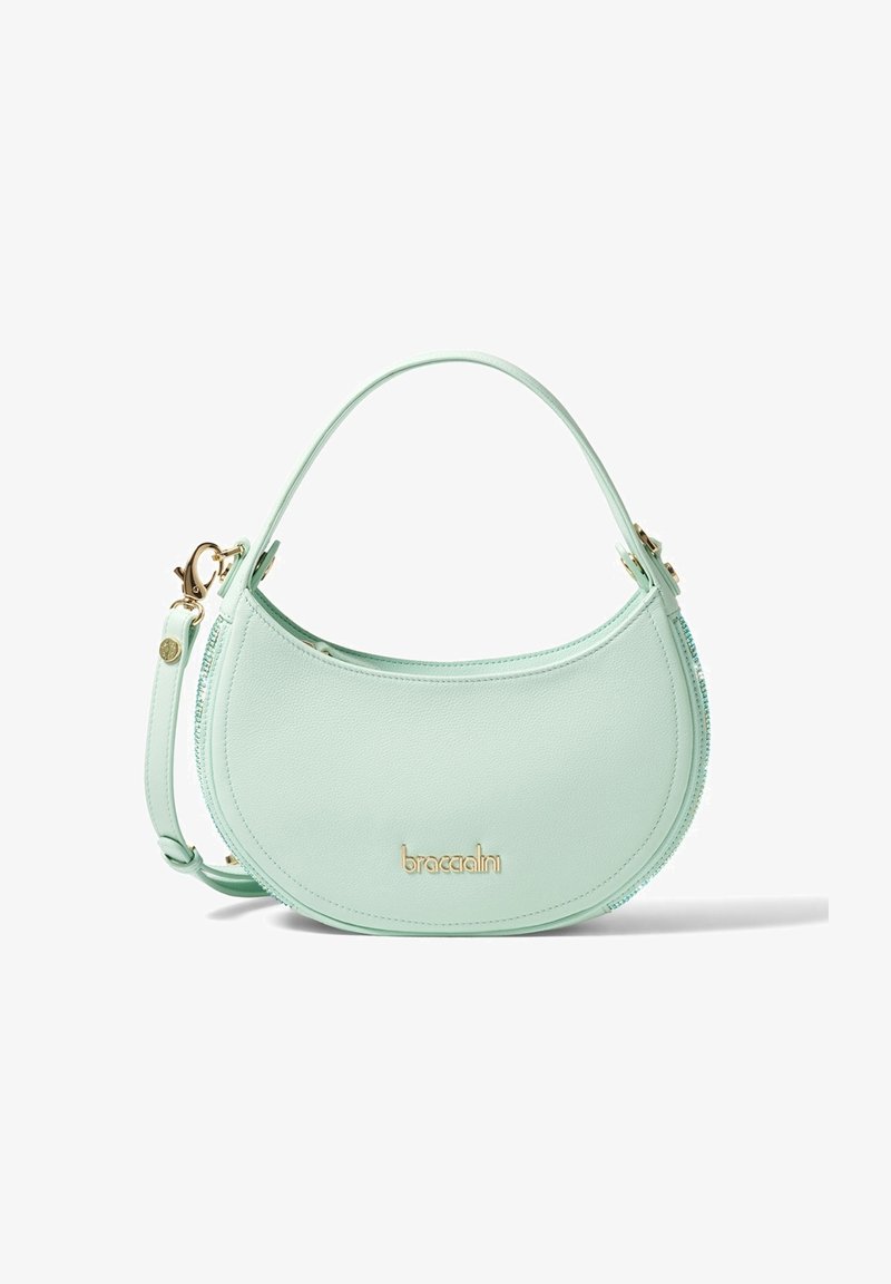 Mintgroene leren handtas met een gebogen vorm, gouden hardware en een afneembare schouderband. Opvallend merkembleem aan de voorkant.