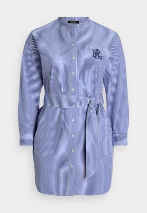 Gestreiftes Hemdkleid aus blauem und weißem Baumwollstoff, mit langen Ärmeln, Knopfleiste, seitlichen Taschen, einem taillierten Gürtel und einem gestickten Logo.