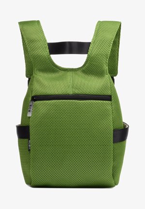Mochila de malla verde con un bolsillo delantero con cremallera, correas de hombro acolchadas y un acento negro sólido en el lateral, con un acabado texturizado.