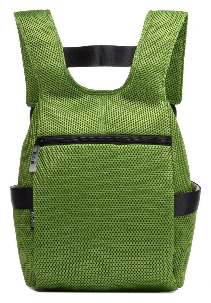 Mochila de malla verde con un bolsillo delantero con cremallera, correas de hombro acolchadas y un acento negro sólido en el lateral, con un acabado texturizado.