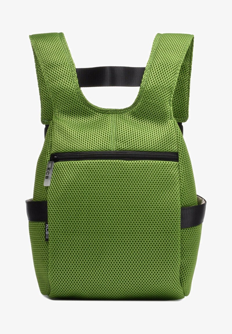Mochila de malla verde con un bolsillo delantero con cremallera, correas de hombro acolchadas y un acento negro sólido en el lateral, con un acabado texturizado.